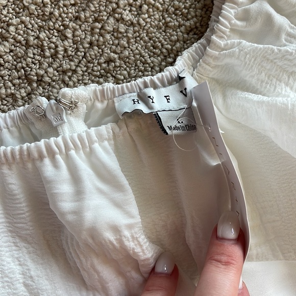 NWT flowy white dress with puff sleeves - Picture 3 of 5